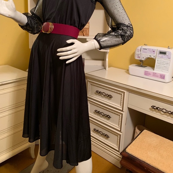 Vintage black dress with lace detail. - Picture 3 of 8